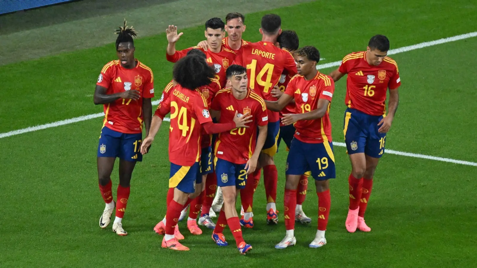Das spanische Team jubelt über das 1:0. (Bild: Julian Stratenschulte/dpa)