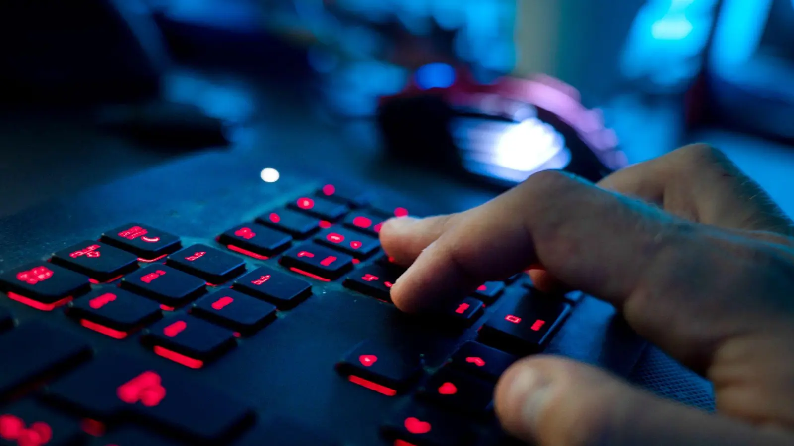Ein Hacker erschleicht sich Fernzugriff auf den PC. (Symbolbild: Nicolas Armer/dpa)