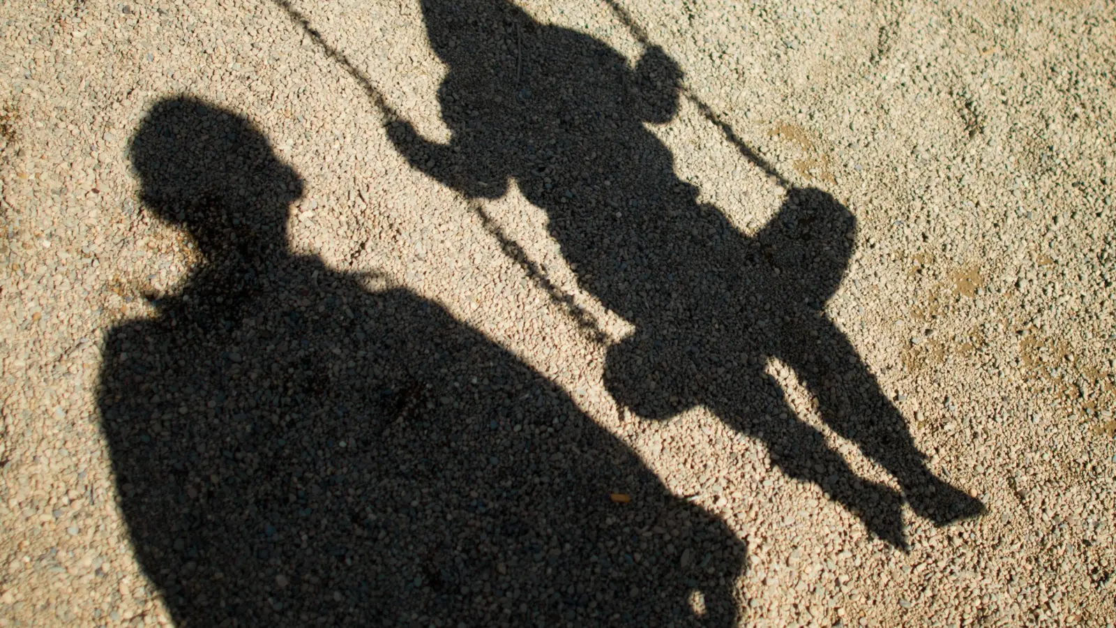 Ein Mann mit seinem E-Scooter hat sich bei Hohenfels vor drei Jungen entblößt.  (Symbolbild: Julian Stratenschulte / dpa)