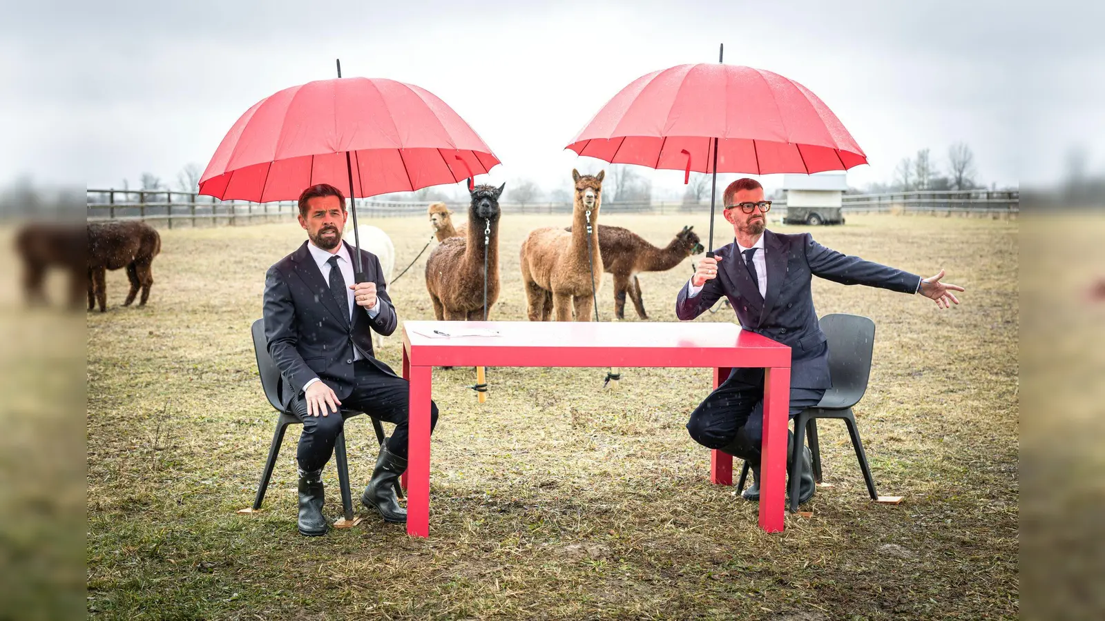 Joko Winterscheidt und Klaas Heufer-Umlauf moderieren ihre neue Show „Ein sehr gutes Quiz (mit hoher Gewinnsumme)“.  (Bild: Benedikt Müller/Joyn/dpa)