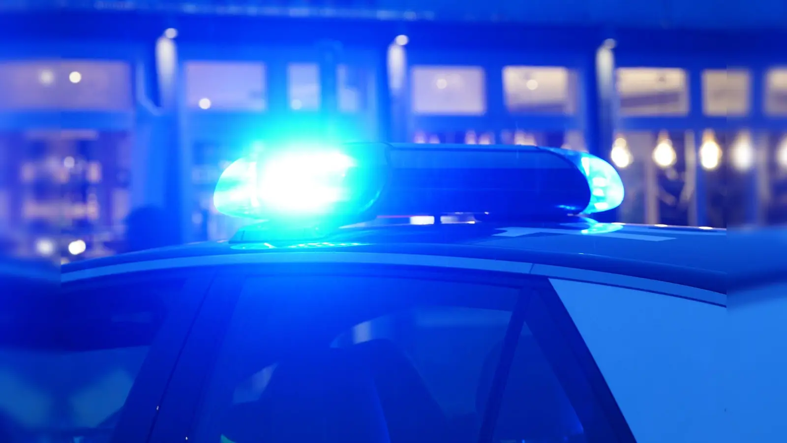 Ein Landwirt ist mit seinem Traktor samt Rückewagen gegen die Decke einer Bahnbrücke gefahren.  (Bild: Marcus Brandt/dpa)