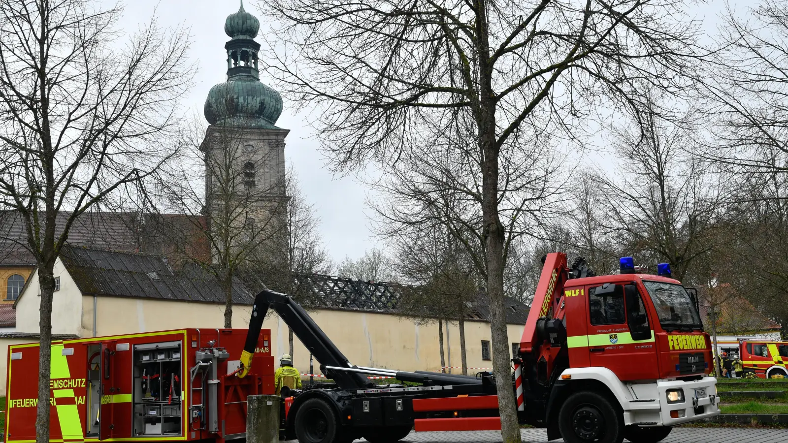 Auf dem Mariahilfberg in Amberg hat es am Sonntag gebrannt. Die Feuerwehr bekämpfte mit einem Großaufgebot das Feuer, das in einem Nebengebäude des Klosters ausgebrochen war. (Bild: Petra Hartl)