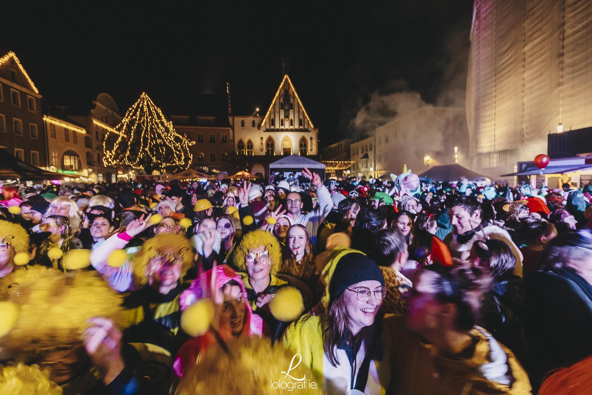 Hexennacht in Amberg. Die Fotos vom Weiberfasching am Marktplatz, exklusiv auf Amberg24.de (Bild: Lolografie)