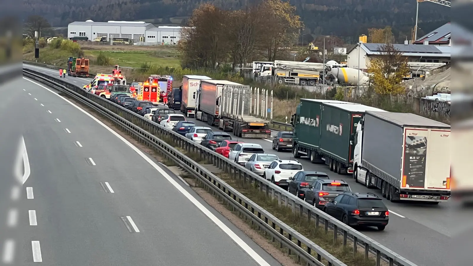 Die A93 ist zwischen Nabburg und Pfreimd nach einem Unfall gesperrt. Der Verkehr wird umgeleitet.  (Bild: Tietz )