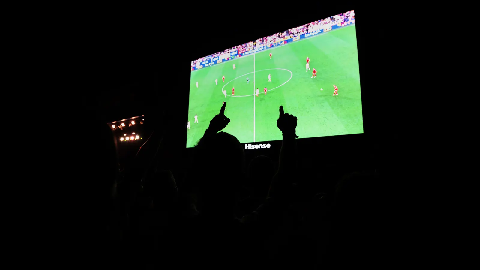 Hier sind es zwei Zeigefinger. Beim Public-Viewing in Regensburg hatte eine Frau den Hitlergruß gezeigt. Nun wurde eine Verdächtige ermittelt. (Symbolbild: Karl-Josef Hildenbrand/dpa)