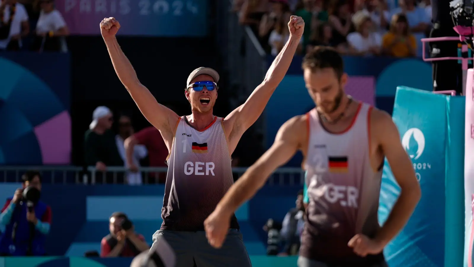 Im Finale treffen die Deutschen Nils Ehlers (l) und Clemens Wickler auf den großen Favoriten. (Bild: Robert F. Bukaty/AP)