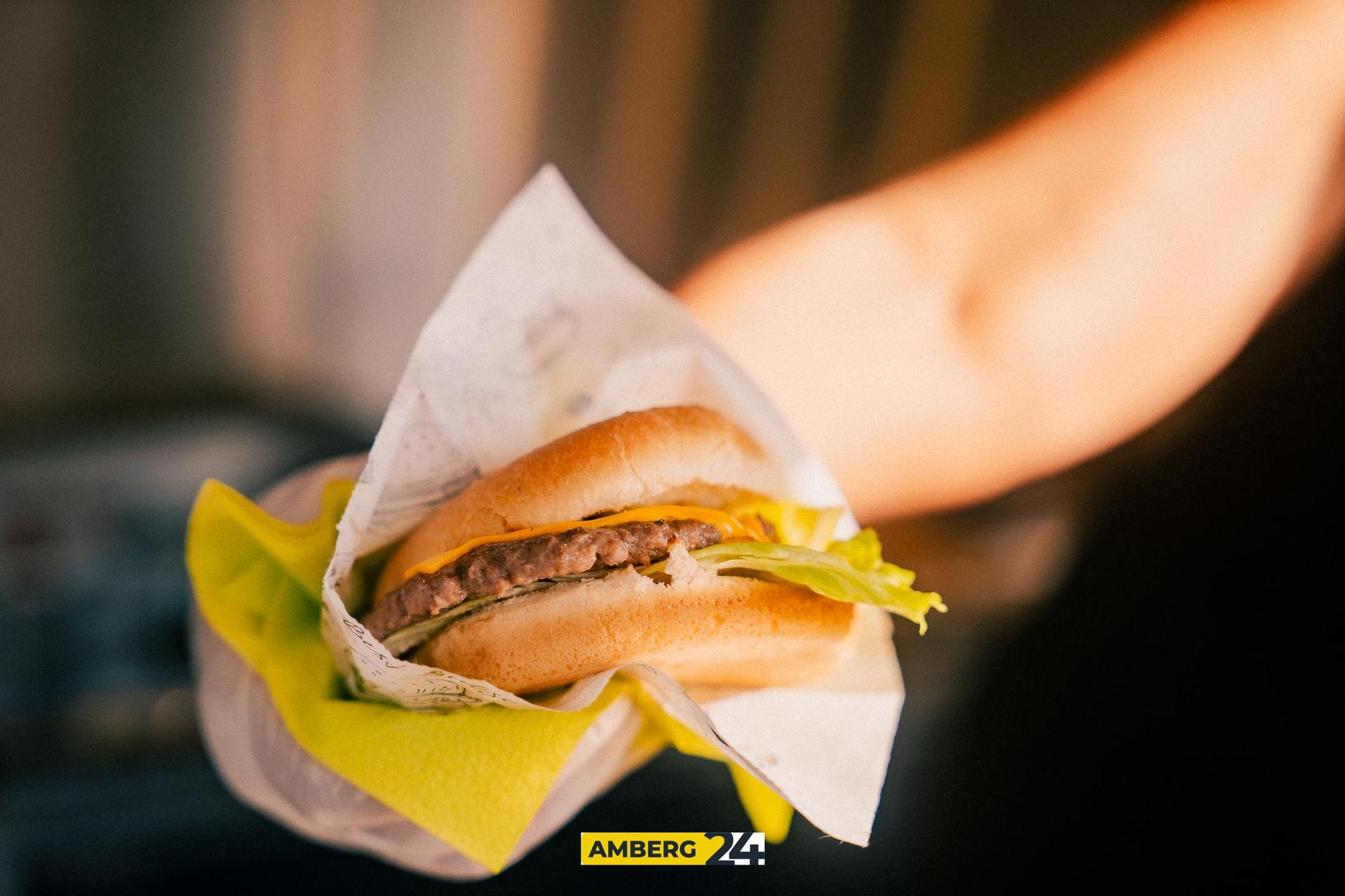Auf dem Foodtruck-Festival in Amberg war am Freitag einiges los! (Bild: David Mueller)