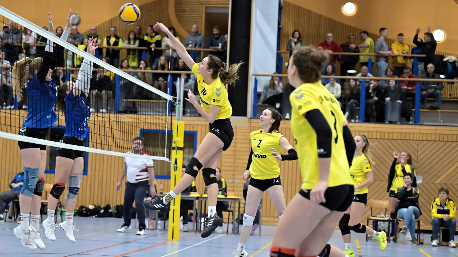 Schöner Schmetterball von Spielertrainerin Conny Sollfrank vom SV Hahnbach, beobachtet von Sara Sasic, Mira Sperber und Zuspielerin Elisabeth Kiehn (von rechts). Die Szene stammt aus dem Spiel von vergangener Woche gegen den MTV Rosenheim (1:3). Am Samstag tritt der SV beim TSV Eibelstadt im Kellerduell an. (Bild: Hubert Ziegler)