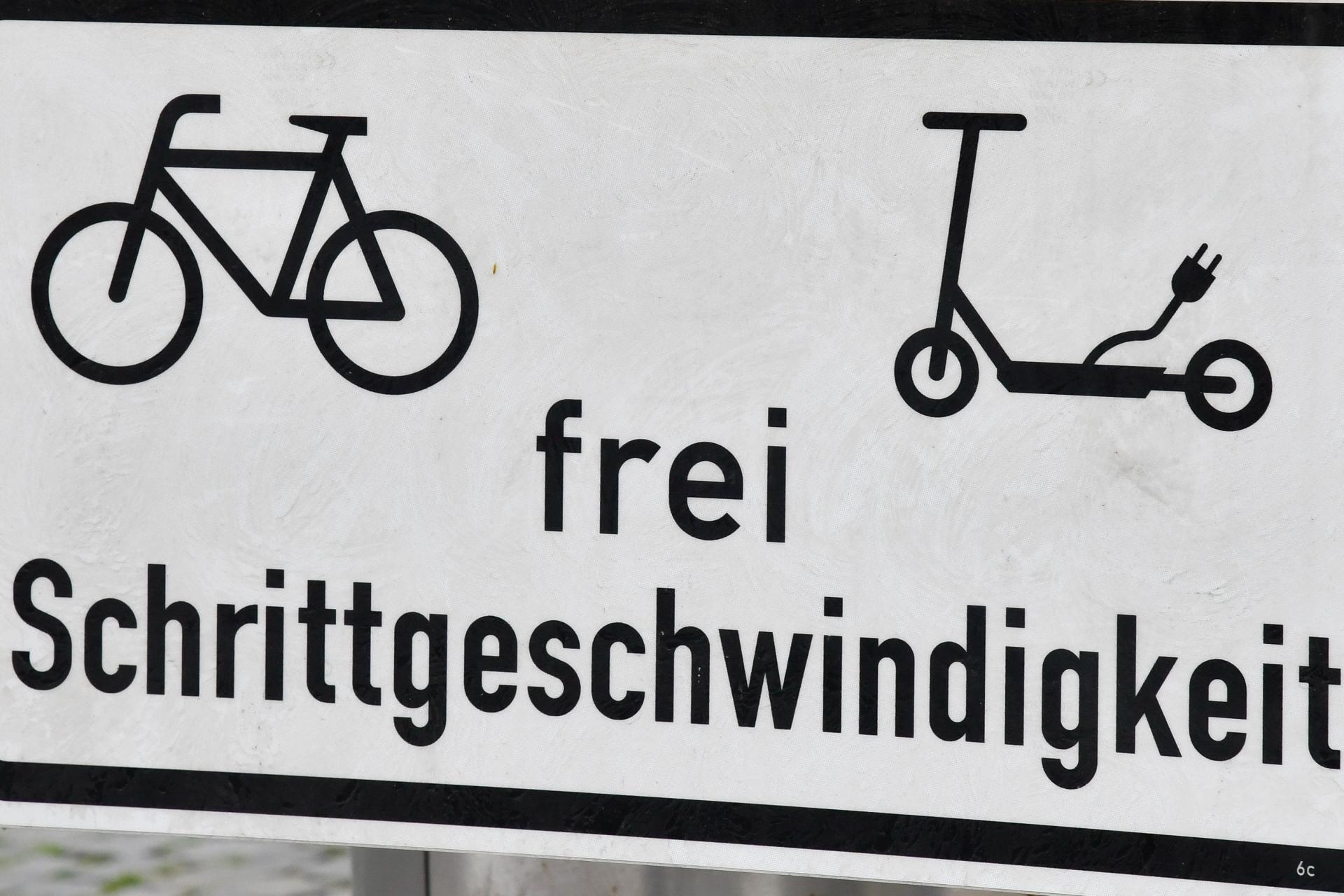 Noch sind Räder und Pedelecs in der Amberger Innenstadt erlaubt – doch das könnte sich bald ändern. Eine spezielle Kontrollaktion der Polizei stellte etliche Verstöße von Fahrer solcher Gefährte fest. (Symbolbild: Petra Hartl)