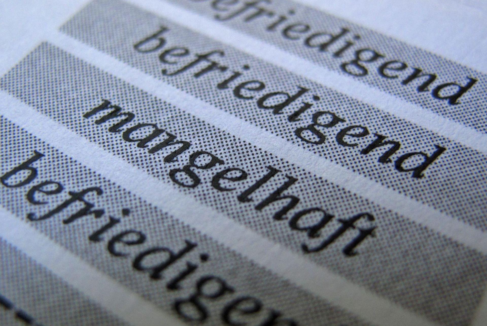 Bei zu vielen Fünfern oder gar Sechsern muss die Klasse wiederholt werden. (Symbolbild) (Bild: picture alliance / dpa)