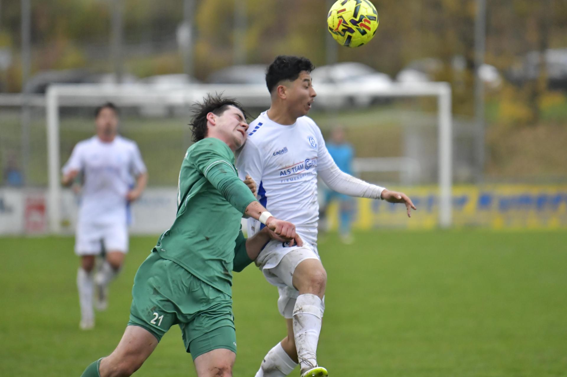 Konstantin Plankl (links) von der DJK Gebenbach im Kopfballduell mit seinem Würzburger Gegenspieler.<br>DJK Gebenbach - Würzburg 3:3 (Bild: Hubert Ziegler)