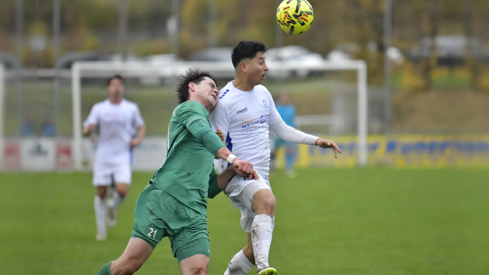 Konstantin Plankl (links) von der DJK Gebenbach im Kopfballduell mit seinem Würzburger Gegenspieler.<br>DJK Gebenbach - Würzburg 3:3 (Bild: Hubert Ziegler)