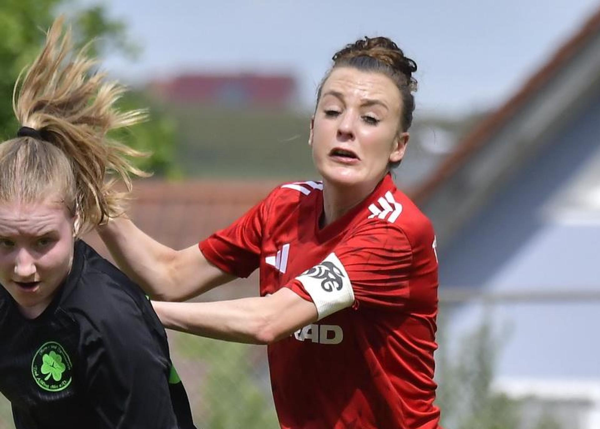 Kapitänin Lena Götz (rechts) vom TSV Theuern sorgte gegen den FC Forstern für den zwischenzeitlichen Anschlusstreffer. (Archivbild: Hubert Ziegler)