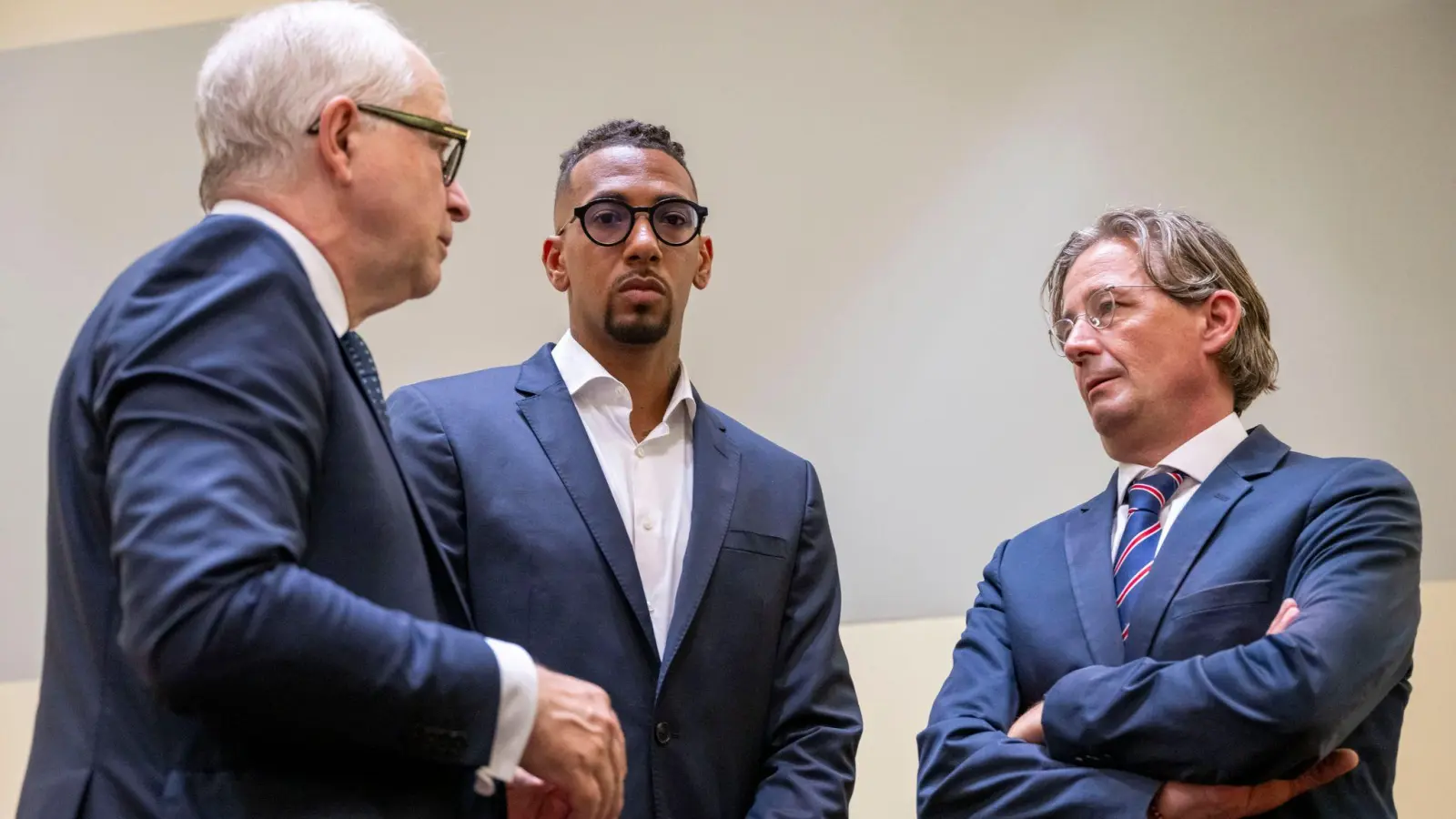 Ein Berliner Gericht prüft eine Klage gegen Ex-Fußball-Nationalspieler Jérôme Boateng wegen Äußerungen über eine Ex-Partnerin. (Archivbild)  (Bild: Peter Kneffel/dpa)