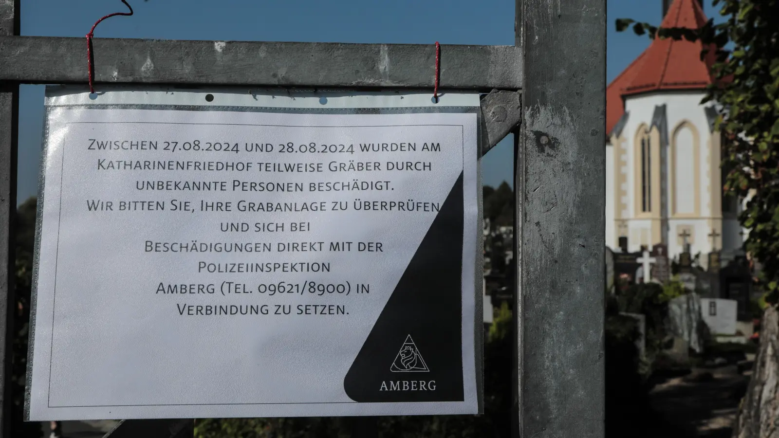 Auf dem Katharinenfriedhof wurden Gräber beschädigt. Dieses Schild hängt derzeit an allen Eingängen. (Bild: Wolfgang Steinbacher)