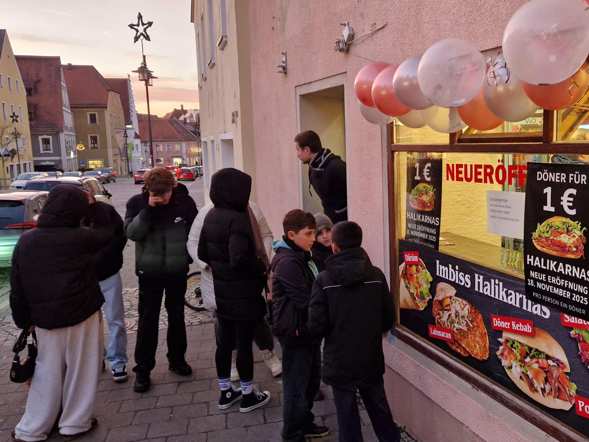 Dieses Bild wurde kurz vor 17 Uhr geschossen. Im Imbiss ist es gestopft voll und die Schlange reicht aus dem Laden heraus bis zur Straße. Später, gegen halb acht Uhr, standen die Menschen schon auf Höhe der Kneipe Schmiede. (Bild: Tobias Gräf)