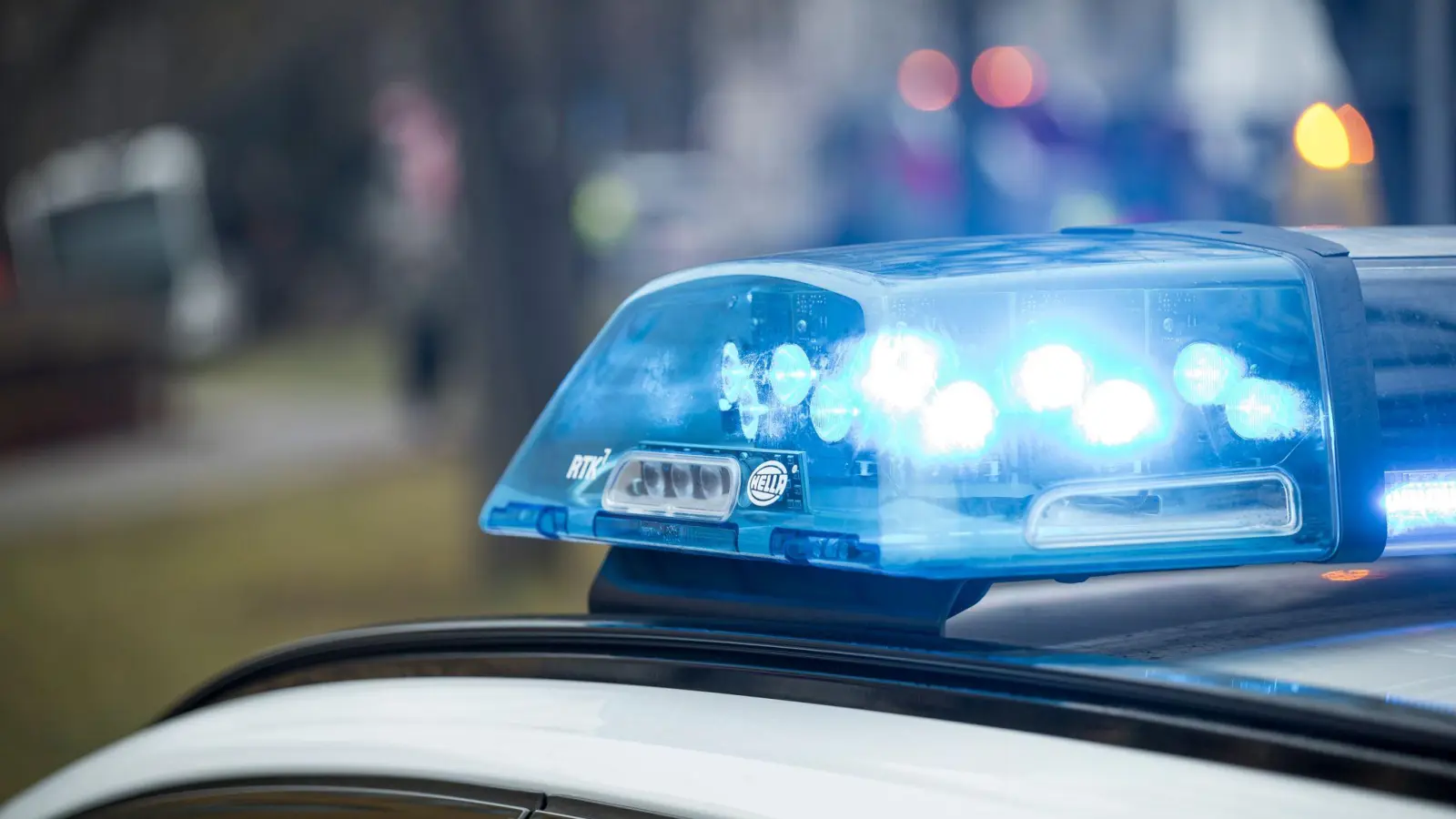 Ein 42-jähriger Fahrer weicht einem entgegenkommenden VW-Bus aus und beschädigt sein Auto. Der Unfallverursacher flüchtet. (Symbolbild: Daniel Vogl/dpa)
