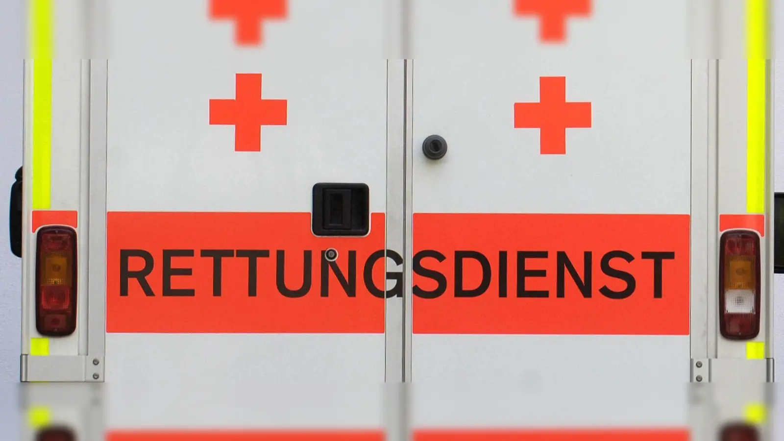 Ein Rettungsdienst wurde in Amberg zuvor zu einem medizinischen Notfall gerufen. Doch der Einsatz am Marktplatz lief anders ab als geplant.  (Symbolbild: Oliver Weiken)