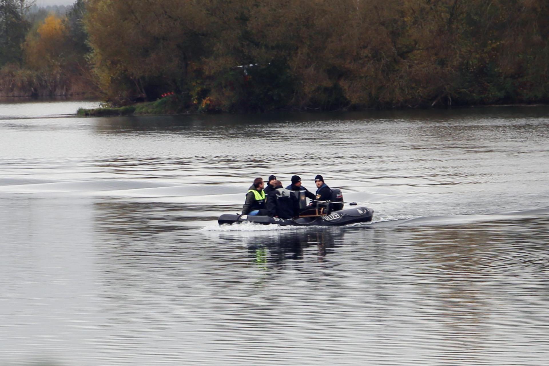 Polizeibeamte suchen in Schwarzenfeld auf einem See nach einer Vermissten. (Bild: Konrad Jedelhauser)