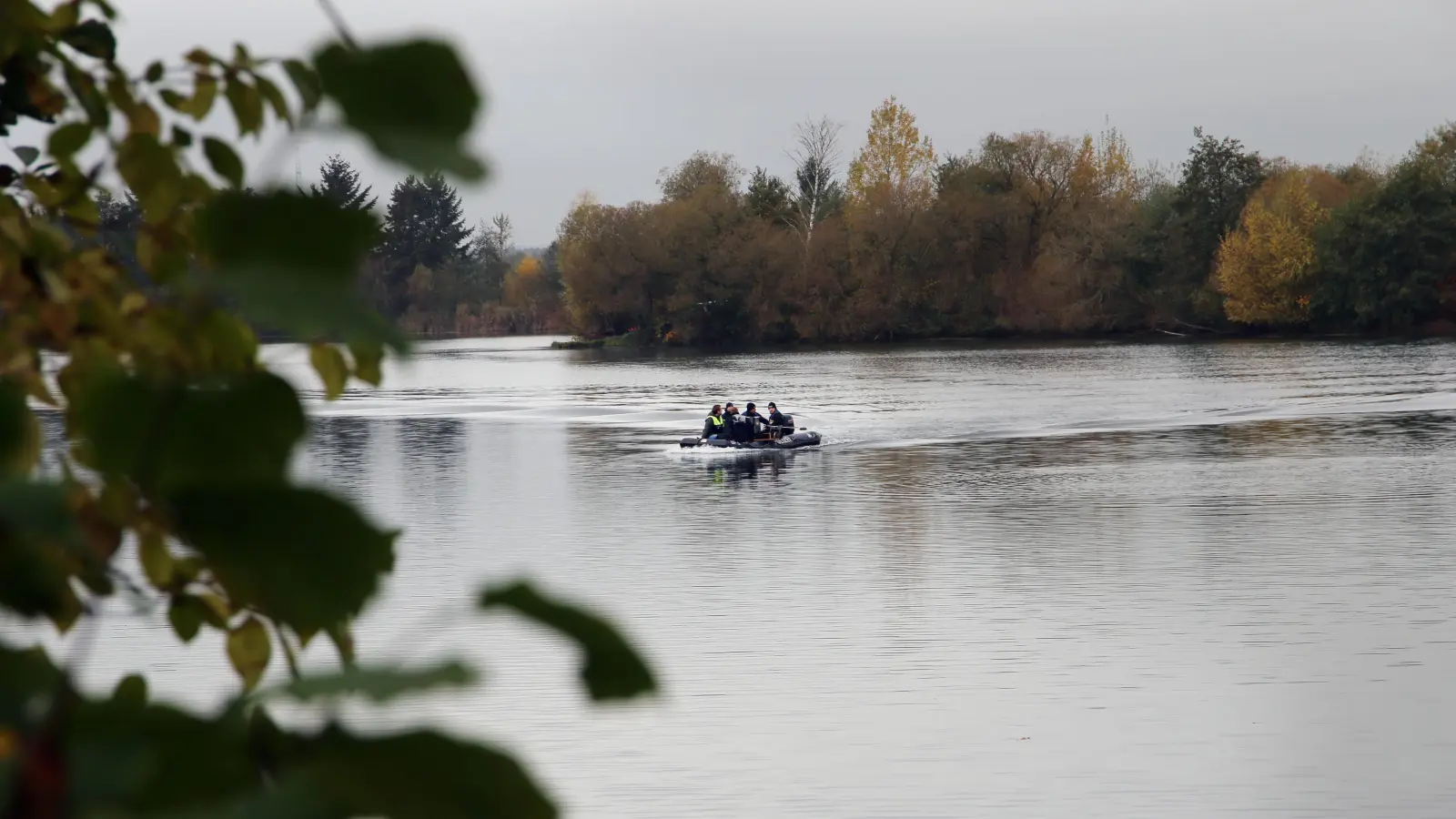 Polizeibeamte suchen in Schwarzenfeld auf einem See nach einer Vermissten. (Bild: Konrad Jedelhauser)