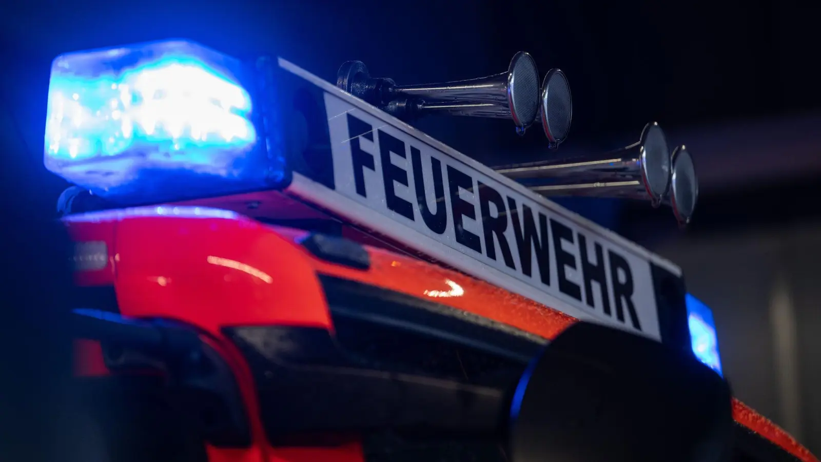 Die 13-Jährigen versuchten die Flammen noch selbst zu löschen. (Symbolbild: Marijan Murat/dpa)
