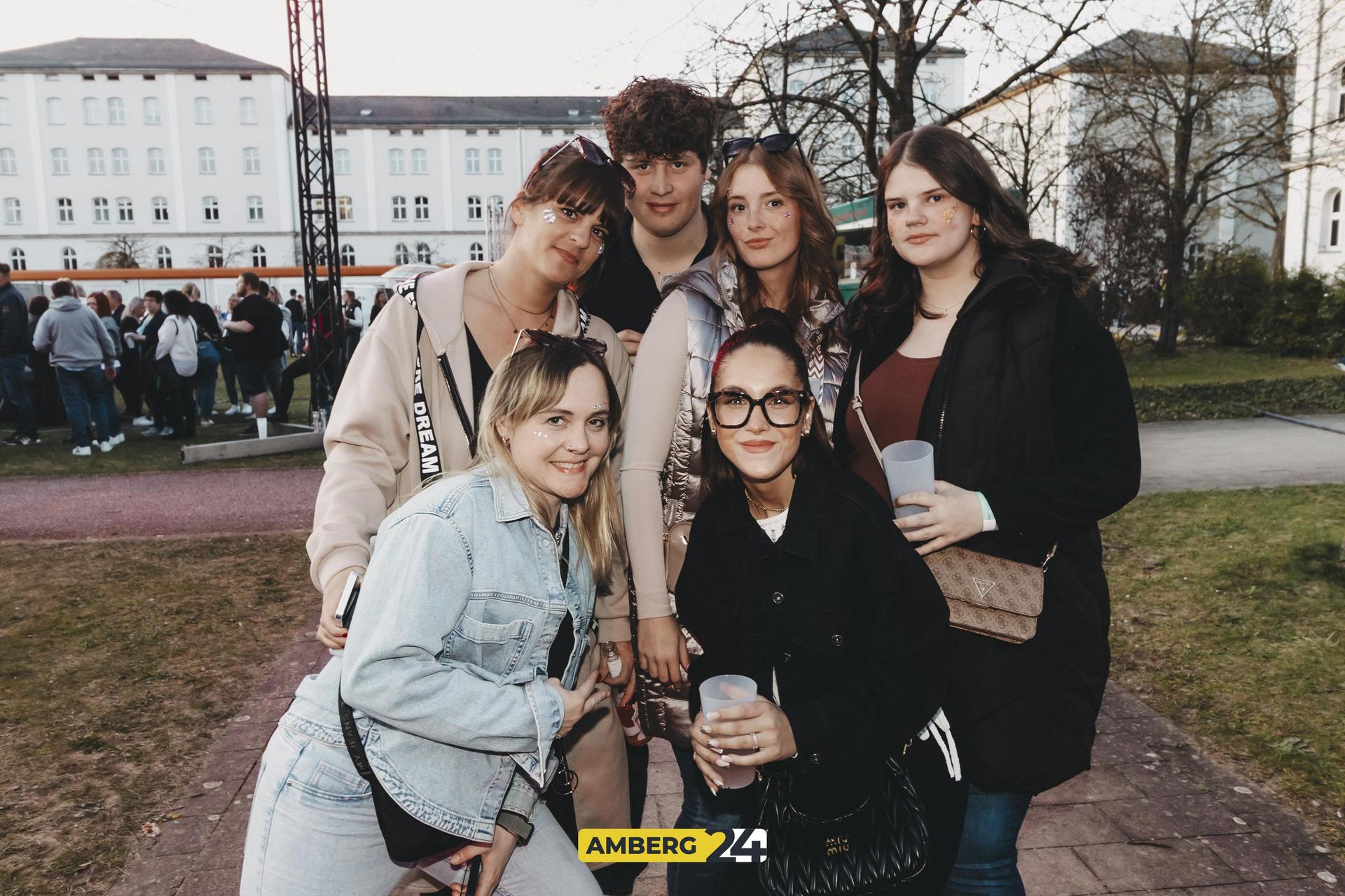 Das erste Mal fand in Amberg das Kirschblütenfestival statt. Der Campus der Amberger OTH verwandelte sich in ein pinkes Paradies. Lolo war für euch vor Ort.  (Bild: Lolografie)