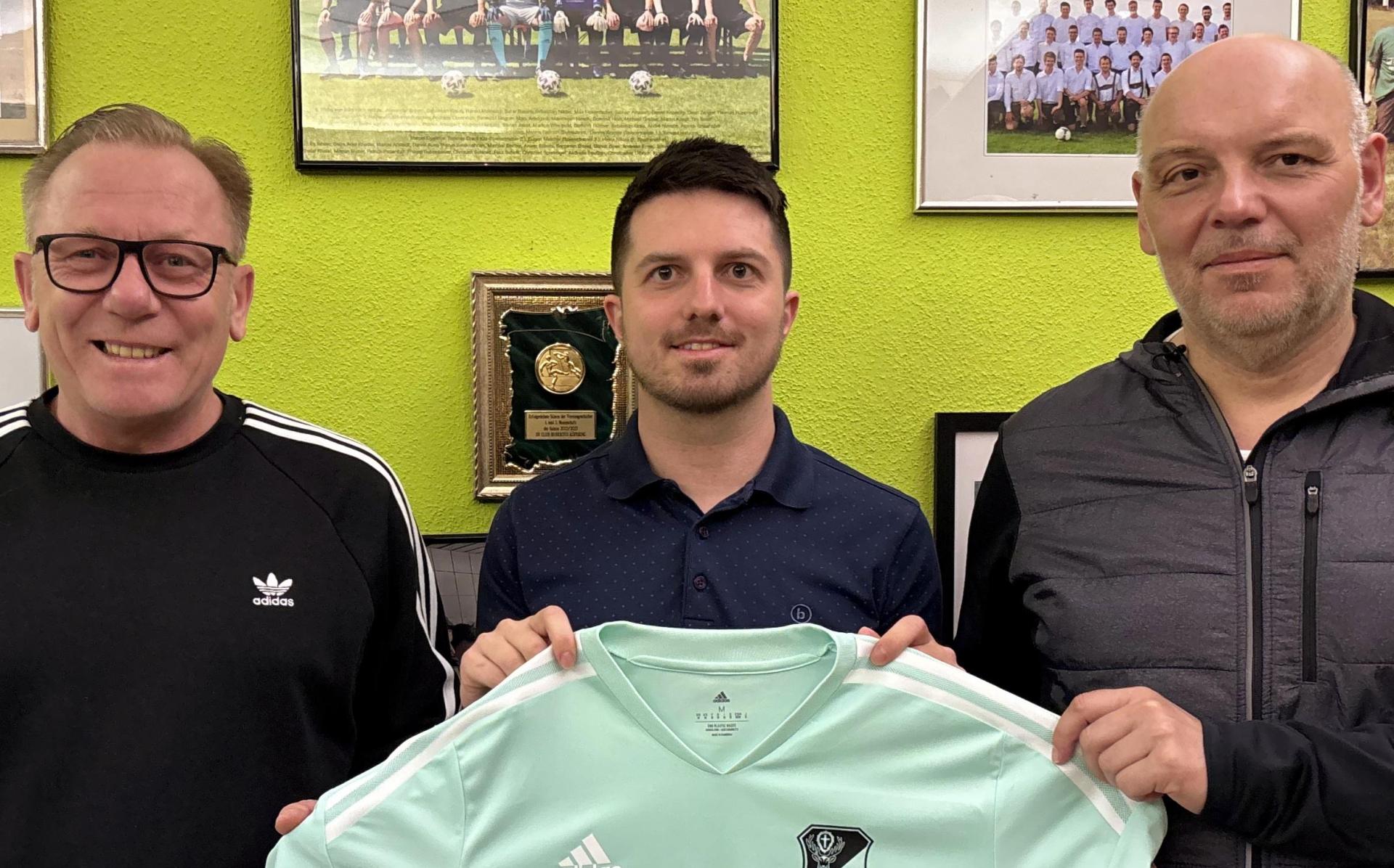 Spartenleiter Christopher Ernst (Mitte) vom SV Köfering freut sich über die Verpflichtung des Trainerduos Christian Helleder (links) und Oliver Lassmann. (Bild: SV Köfering/exb)