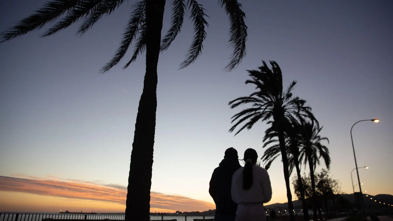 Spanische Polizisten haben auf Mallorca einen jungen Deutschen festgenommen, der in ein Hotelzimmer eingedrungen und dort einer wildfremden Frau ans Bein gefasst hat. Der Vorwurf lautet auf sexuelle Belästigung. (Symbolbild: Clara Margais/dpa)