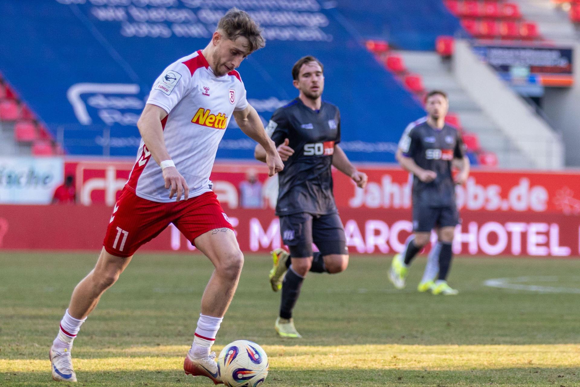 Noel Eichinger (links/Szene aus dem Spiel gegen Osnabrück) traf auch in Saarbrücken für den SSV Jahn. (Bild: Sascha Janne)