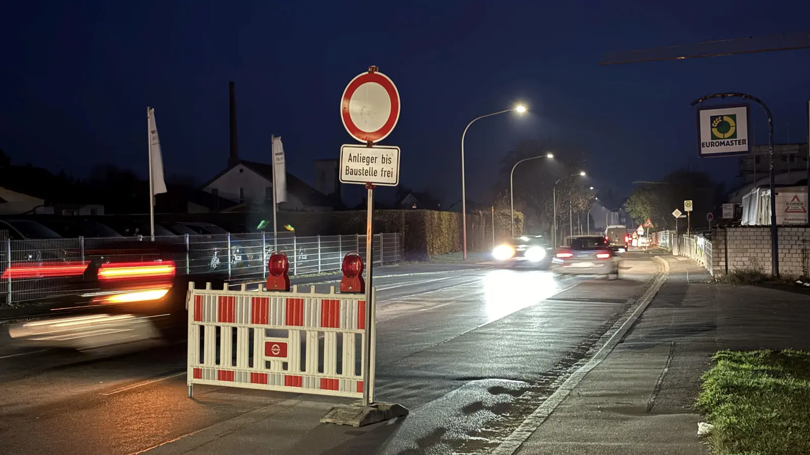 Am Dienstagabend wurde die Amberger Straße zwischen Amberg und Kümmersbruck gesperrt, weil hier eine Leitung für den neuen Wohnpark „Am Stadtgarten” verlegt werden muss.  (Bild: Petra Hartl)