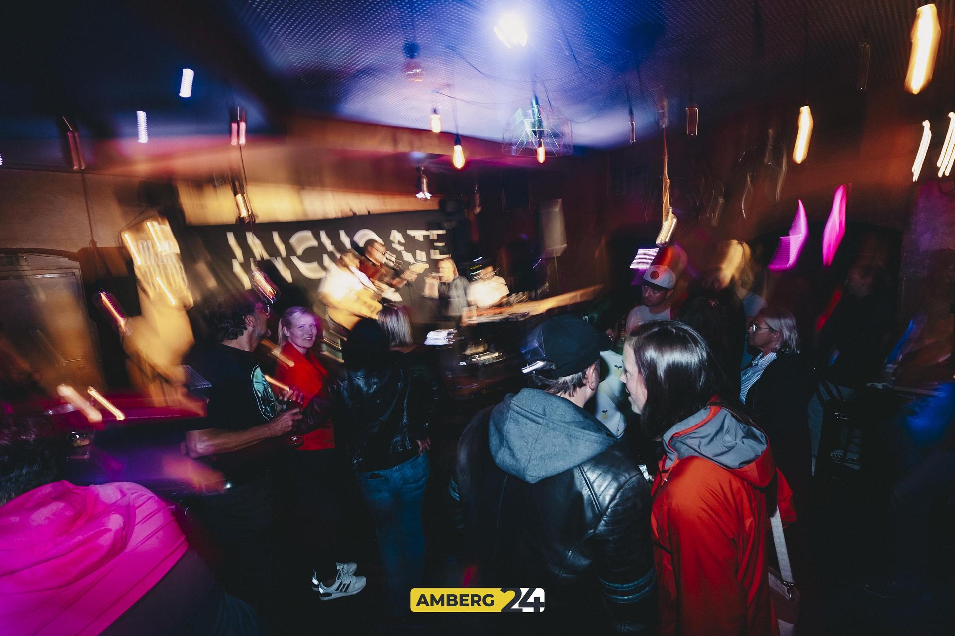 Das Team hat mit euch und der Band Inchoate den siebten Geburtstag der Bar gefeiert.  (Bild: Lolografie)
