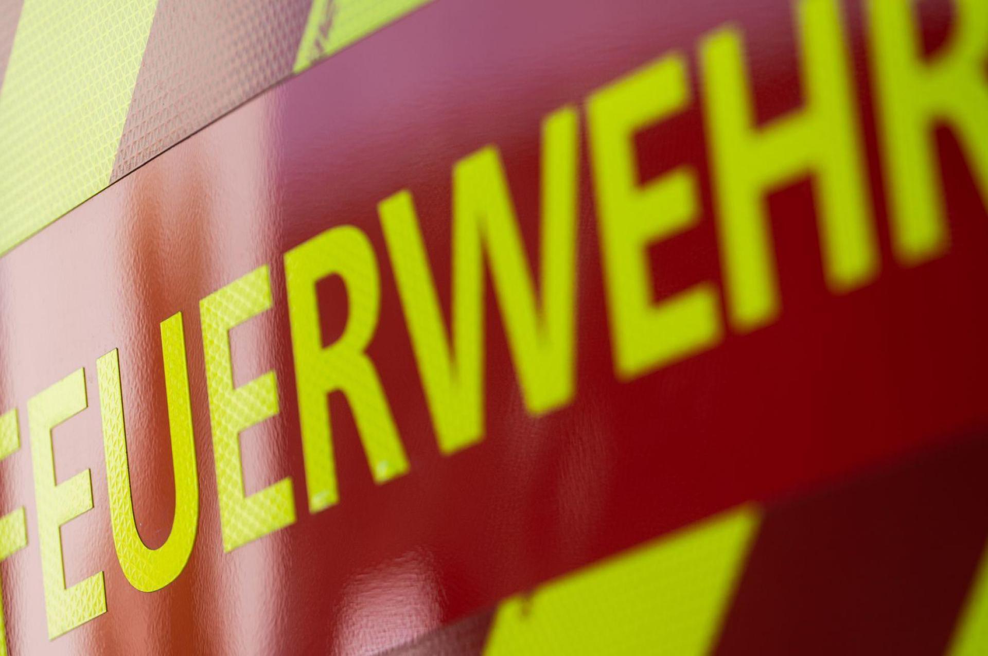 In Regenstauf hat die Wohnung eines älteren Ehepaares in einem Mehrfamilienhaus gebrannt. Die Frau ist inzwischen im Krankenhaus verstorben, während der Mann in Lebensgefahr schwebt. (Symbolbild: Marijan Murat/dpa)