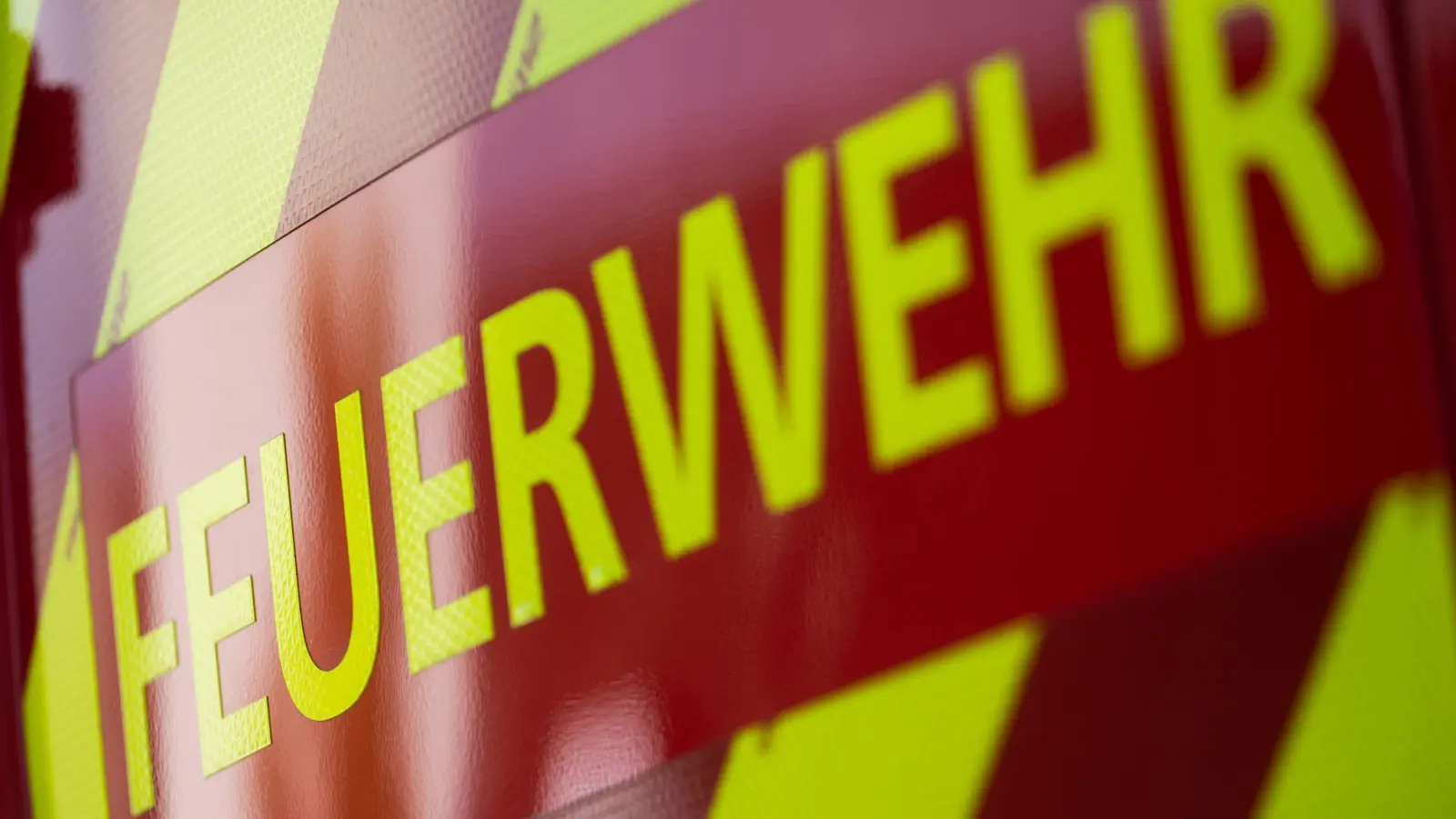 In Regenstauf hat die Wohnung eines älteren Ehepaares in einem Mehrfamilienhaus gebrannt. Die Frau ist inzwischen im Krankenhaus verstorben, während der Mann in Lebensgefahr schwebt. (Symbolbild: Marijan Murat/dpa)