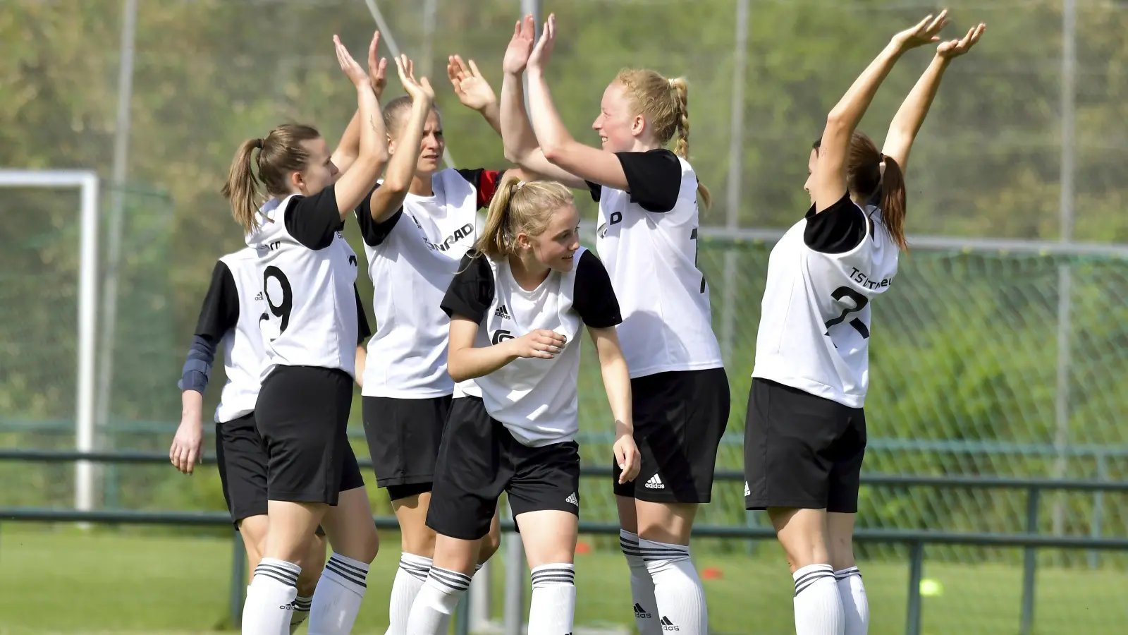 Die Spielerinnen des TSV Theuern klatschen sich vor dem Spiel ab.  (Archivbild: Hubert Ziegler)