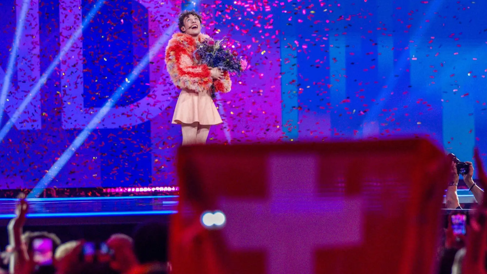 Nemo jubelt nach dem Gewinn im Finale des Eurovision Song Contest. Im nächsten Jahr findet das Finale in der Schweiz statt. (Bild: Jens Büttner/dpa)