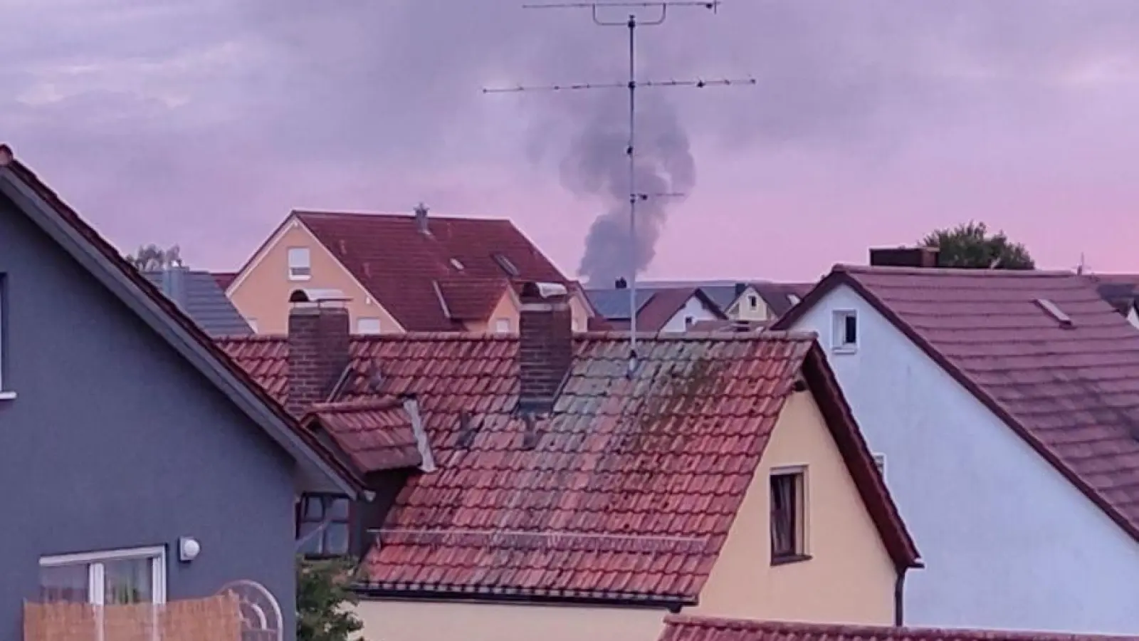 In Regensburg sollen wegen Rauchentwicklung und Brandgasen derzeit Fenster und Türen geschlossen bleiben. (Bild: Lukas Hinterberger)
