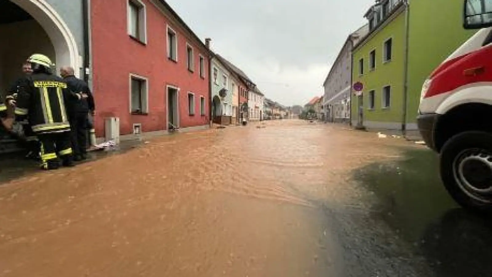 Das Wasser zieht sich wie ein neuer Fluss durch Hahnbach. (Bild: upl)