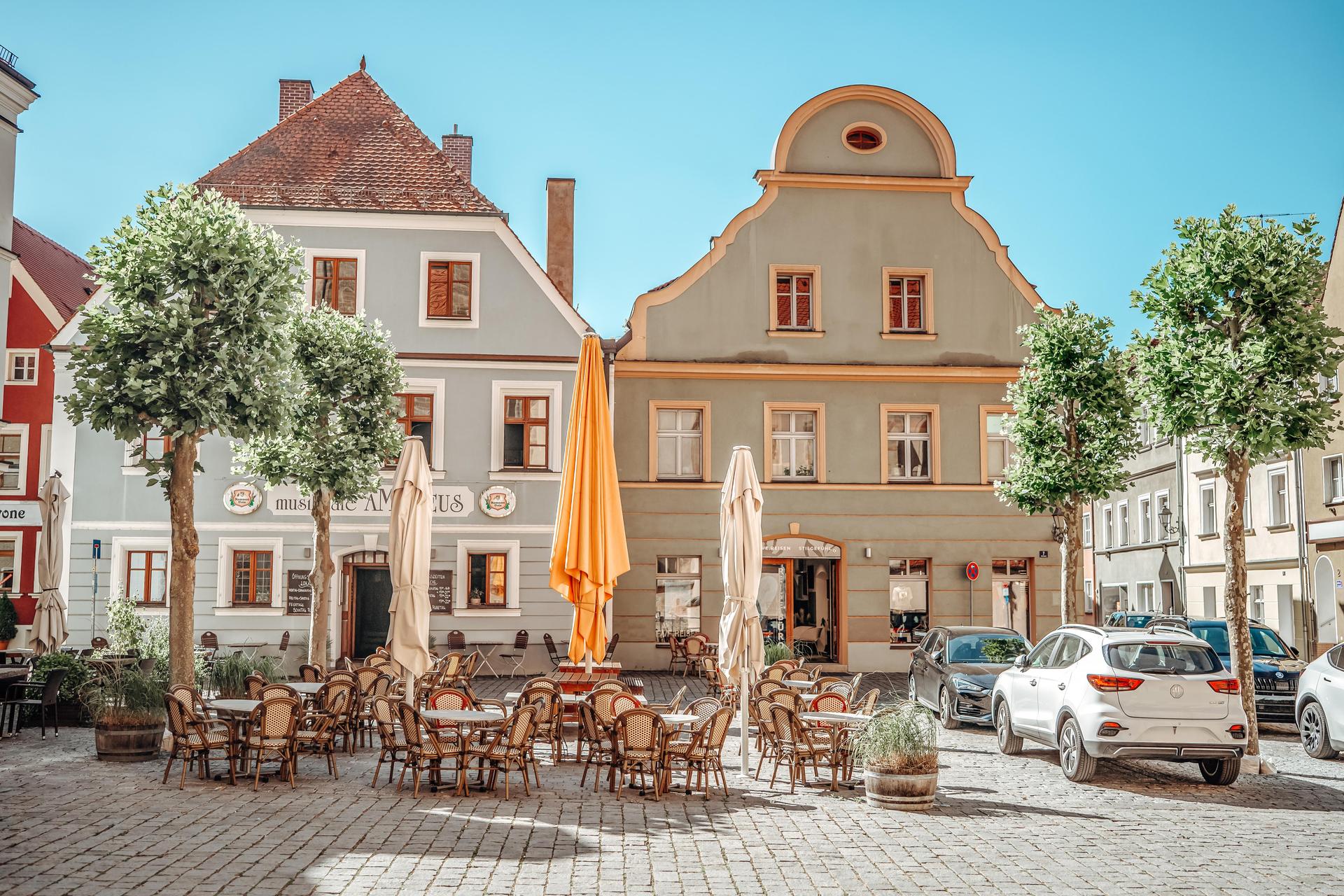 Am Wochenende sollte die Amberger Altstadt möglichst autofrei sein. Zahlreiche Straßen und Plätze, wie hier der Salzstadelplatz, werden gesperrt sein. (Archivbild: Stadt Amberg)