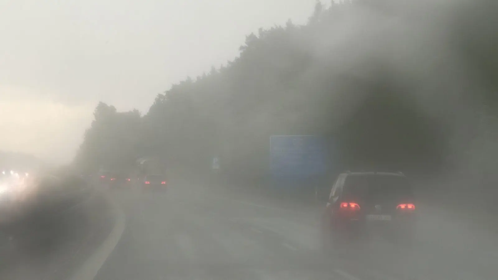 Autos fahren bei Regen über eine Straße. (zu dpa: „Unwetter mit Starkregen drohen im Südosten und in der Mitte“) (Bild: Bernd März/extremwetter.tv/dpa)