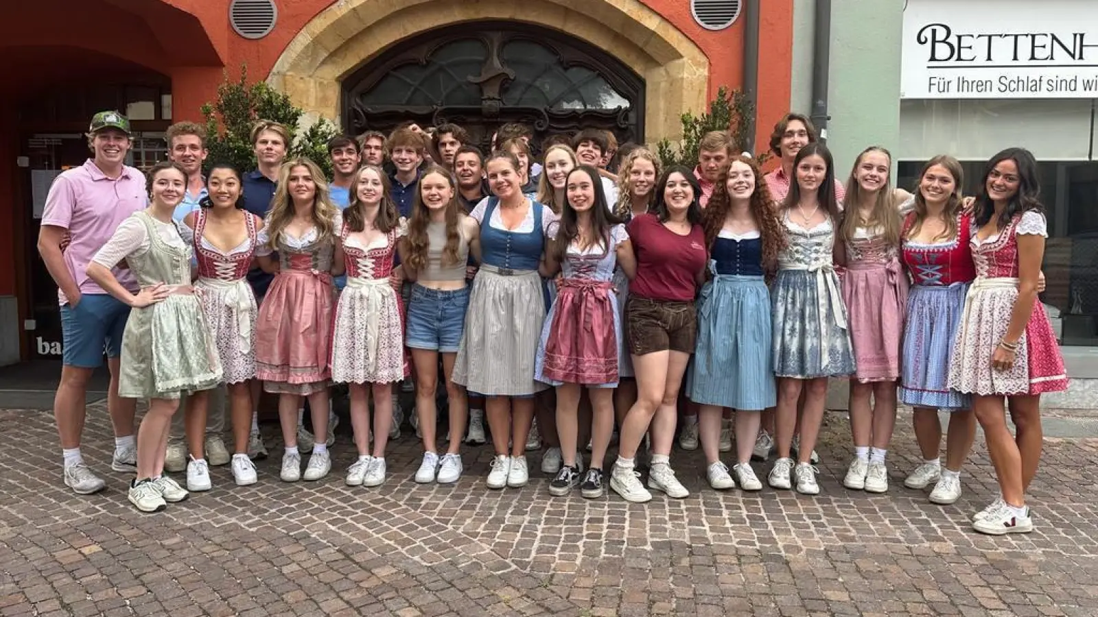 Happy in Tracht. Die Schülerinnen des MRGs und der John Borrough School. (Bild: exb/ Emma Breitschaft)