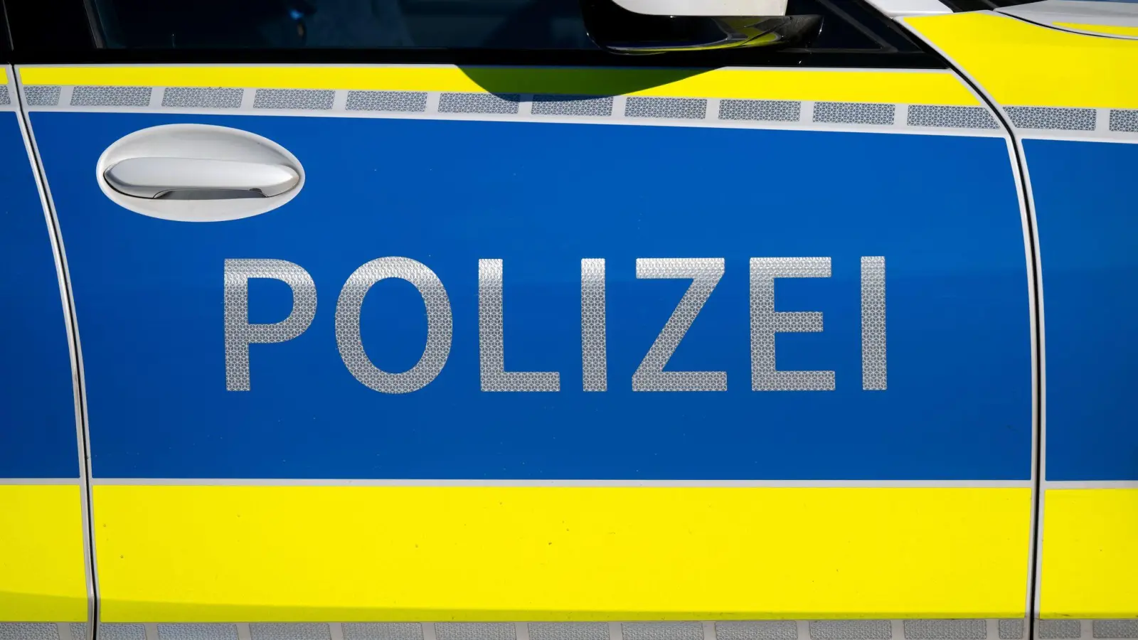 In Amberg zieht die Polizei ein Kleinkraftrad aus dem Verkehr und checkt es auf mögliche Manipulationen.  (Symbolbild: Sven Hoppe/dpa)