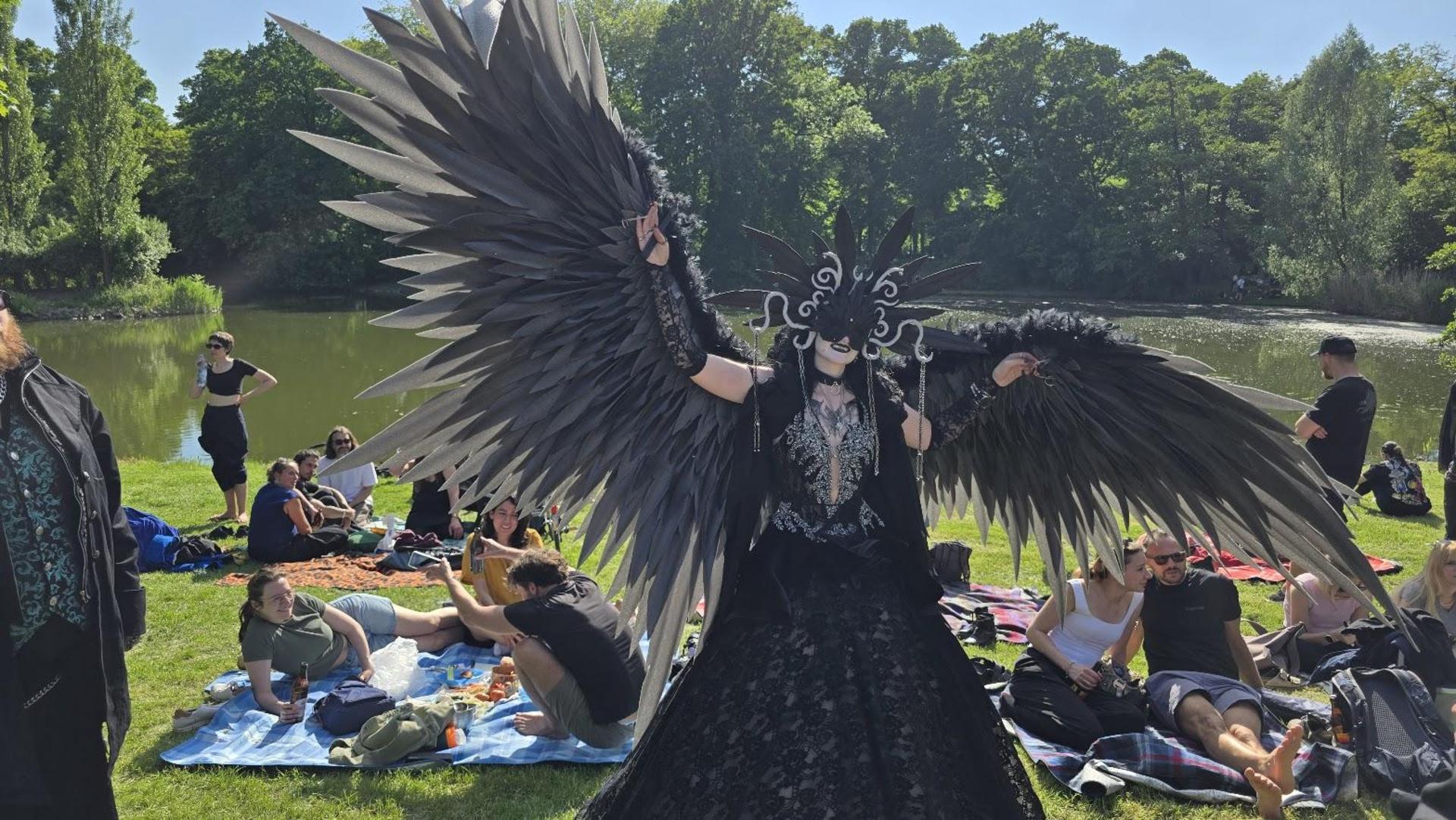Das viktorianische Picknick beim Wave-Gotik-Treffen in Leipzig begeisterte die Besucher. (Bild: Richard Kirschner)