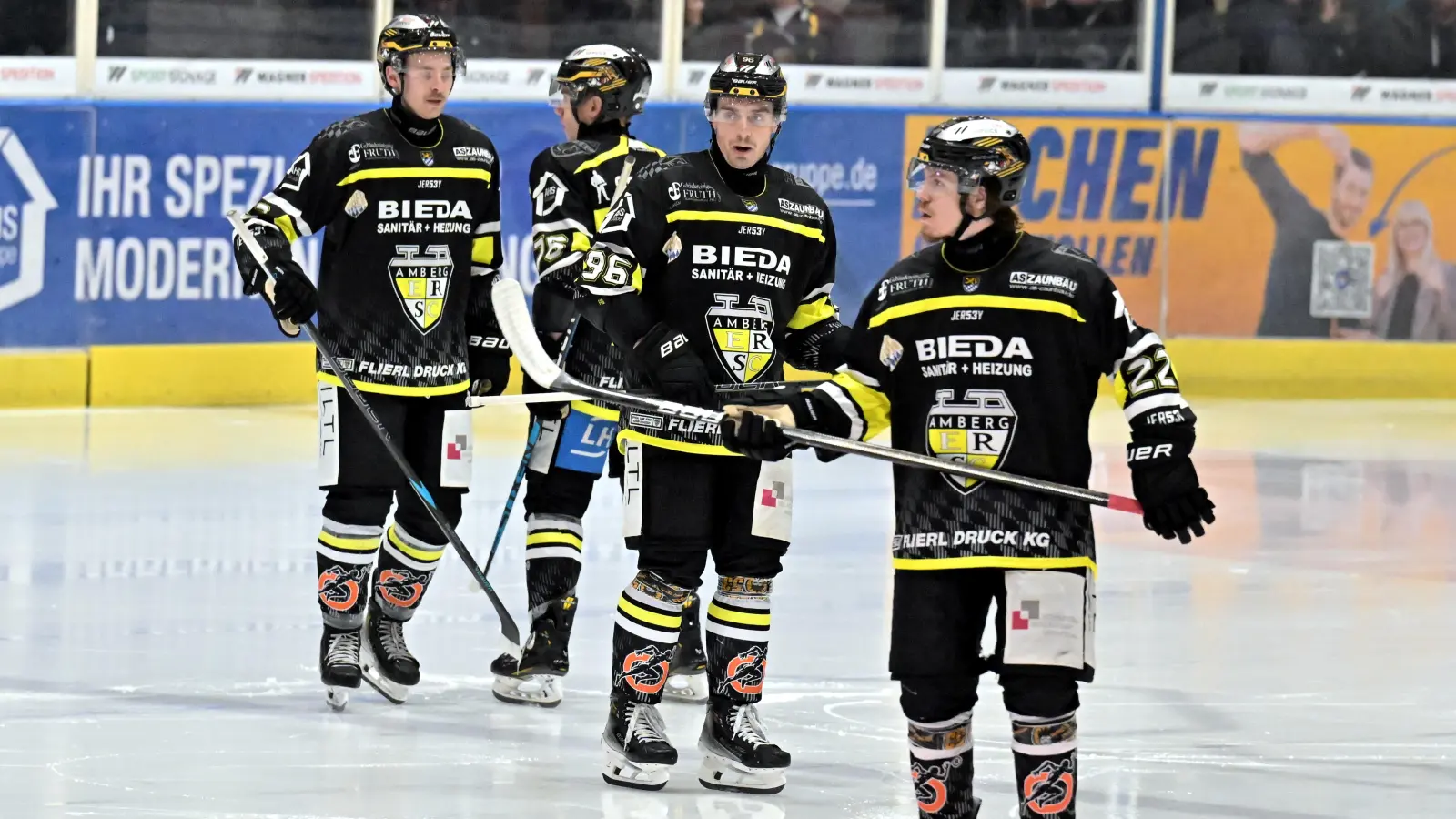 Es läuft einfach nicht beim ERSC Amberg. Seit sechs Spielen warten die Löwen auf einen Sieg. Am Freitagabend steht die schwere Auswärtsaufgabe beim heimstarken EV Dingolfing auf dem Programm.  (Bild: Hubert Ziegler)