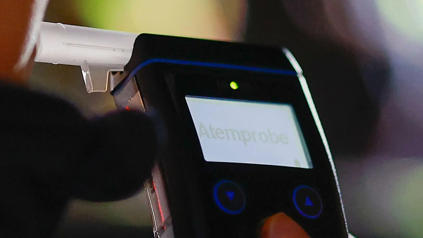 Die Polizei misst den Atemalkoholgehalt eines Autofahrers. Im Falle eines 21-Jährigen stand 1,5 Promille auf dem Display (Symbolbild: Heiko Becker/dpa)