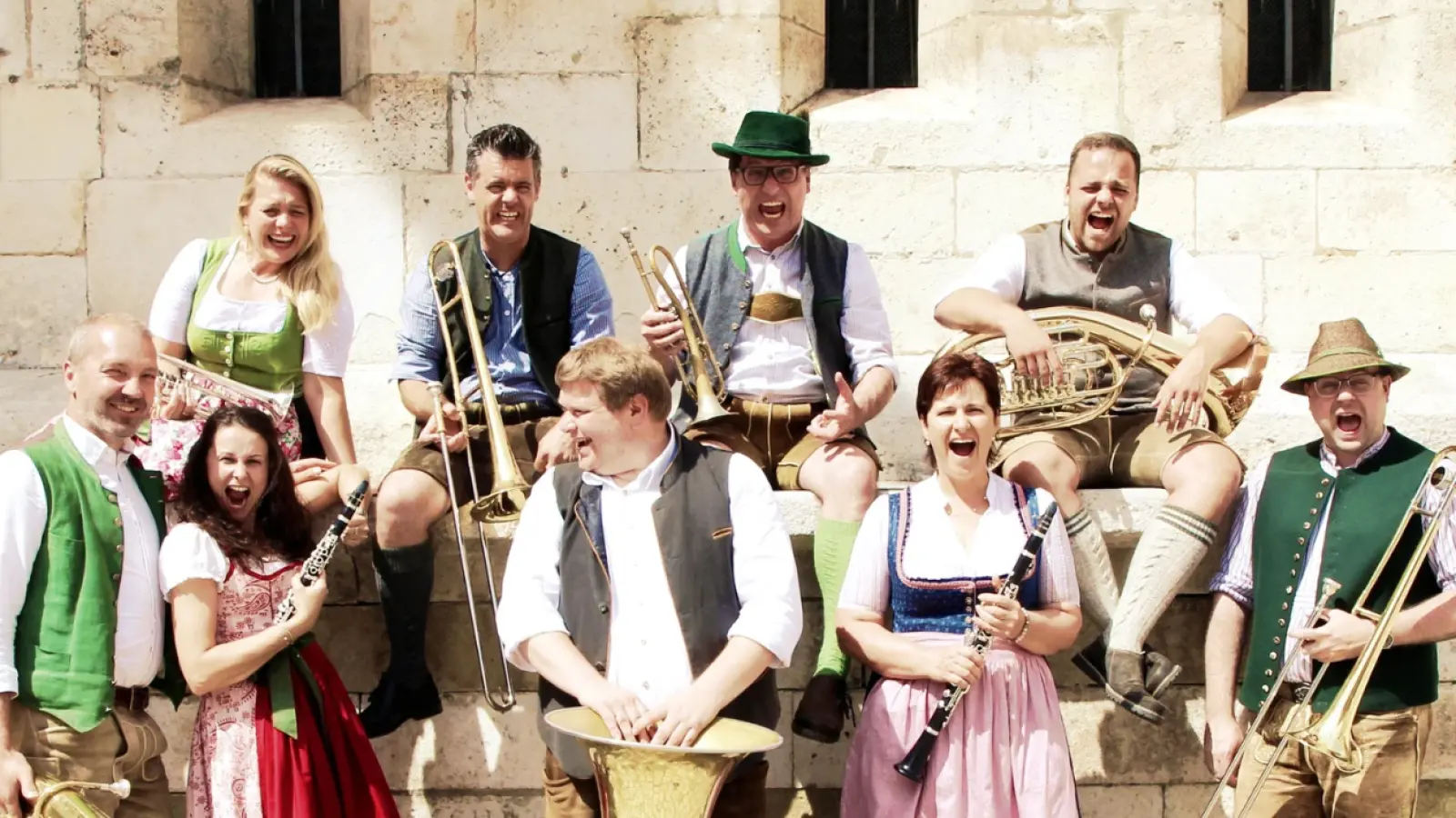 Das sind die neun „6 lustigen Fünf” (von links): Georg Roggenhofer, Sonja Paukner, Christine Reisinger, Thomas Beer, Anton Schießl, Daniel Reisinger, Renate Laßleben, Marco Schmidbauer und Martin Meier. (Bild: Die 6 lustigen Fünf)