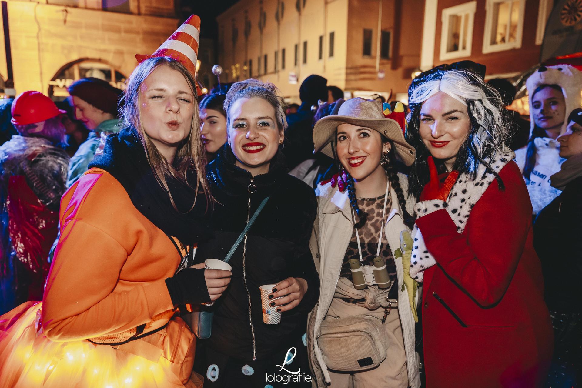 Hexennacht in Amberg. Die Fotos vom Weiberfasching am Marktplatz, exklusiv auf Amberg24.de (Bild: Lolografie)