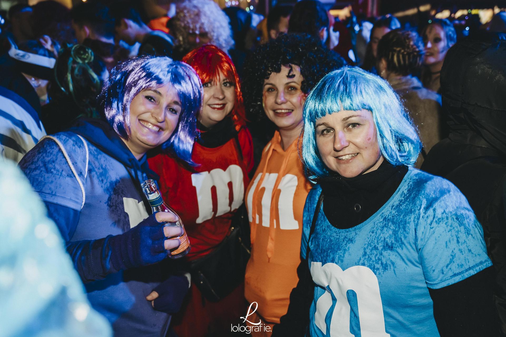 Hexennacht in Amberg. Die Fotos vom Weiberfasching am Marktplatz, exklusiv auf Amberg24.de (Bild: Lolografie)
