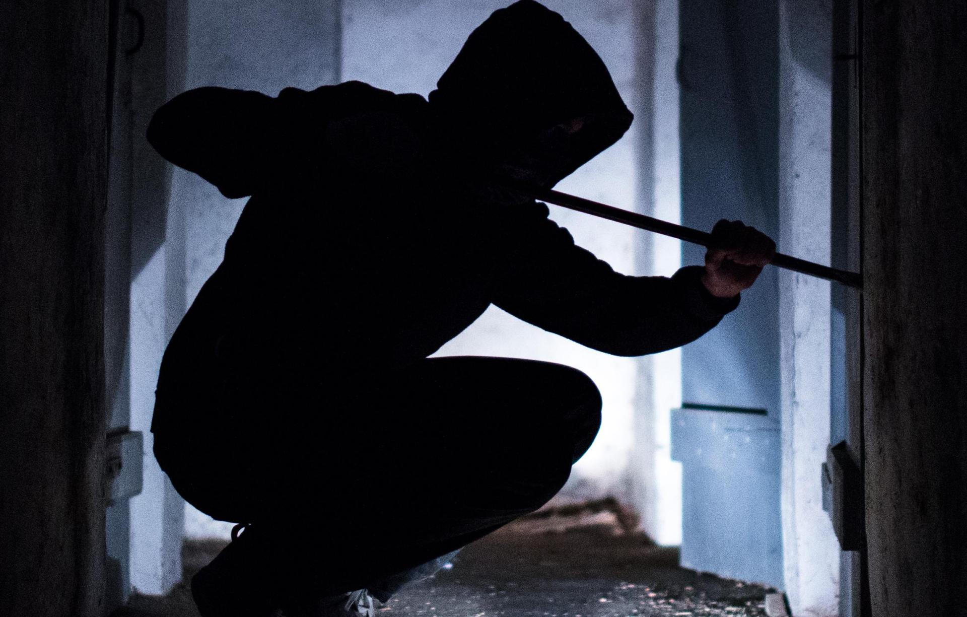 Beim Einbruch in eine Imbissbude in Hersbruck klauten die Täter circa 500 Euro aus der Kasse.  (Symbolbild: Silas Stein/dpa)