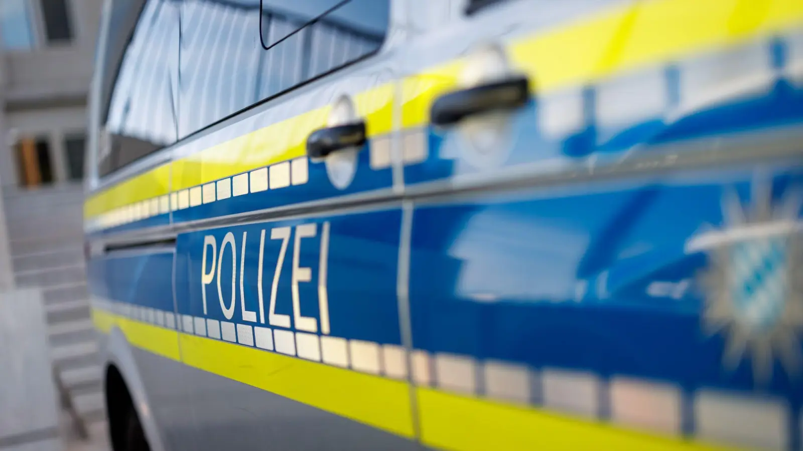 Nach dem Übergriff auf den 13-Jährigen sucht die Polizei einen Zeugen. (Symbolbild: Daniel Karmann/dpa)