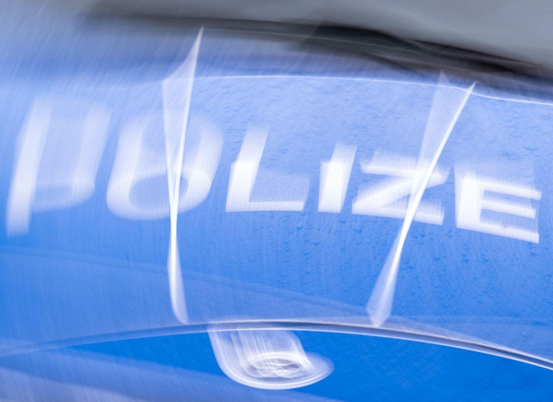 Nach einem Unfall in Königstein ist die Polizei in Sulzbach-Rosenberg auf Hinweise angewiesen. (Symbolbild: Soeren Stache/dpa)